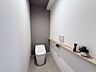トイレ：毎日の生活に欠かせない、快適な温水洗浄便座付きのトイレです。明るく清潔感ある心地よい空間です