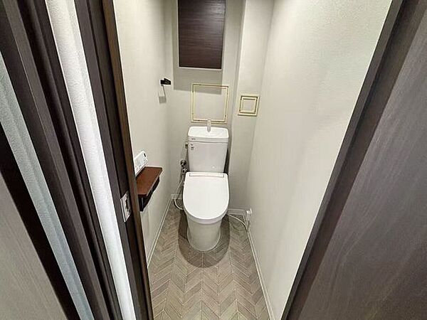 毎日の生活に欠かせない、快適な温水洗浄便座付きのトイレです。明るく清潔感ある心地よい空間です