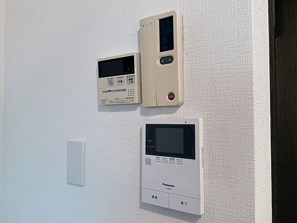 来客の顔を室内から一目で確認できる、安心のモニター付きインターホンです
