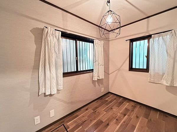 1階木の質感が心地よく、2面の窓から明るい光が入る落ち着いたお部屋です。