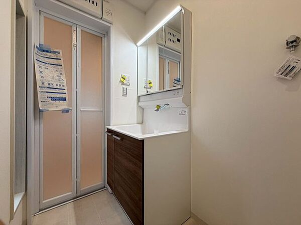 脱衣スペースを含む空間はゆとりの広さを設け、また洗面化粧台の鏡の後ろに収納スペースを設ける事により、散らかりやすい洗面スペースをスッキリ保てます。