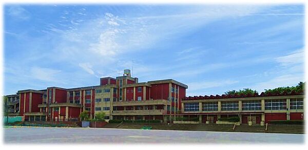 藤沢市立高倉中学校 徒歩11分。 820m