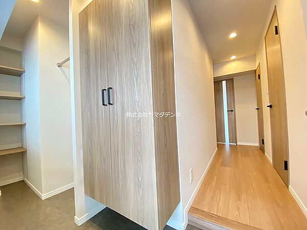 木の色と調和した明るい玄関！お出かけ時や帰宅時に明るく出迎えてくれますね