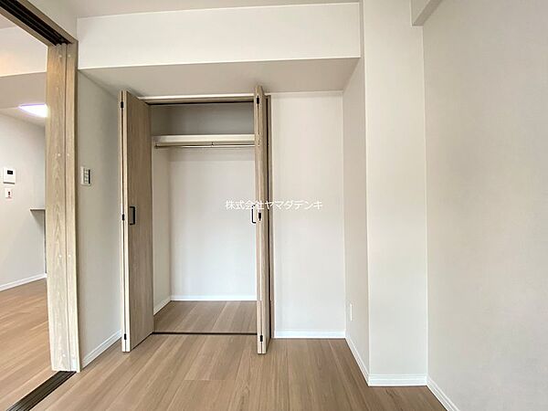 明るいフローリングと白を基調とした内装が、清潔感あふれる空間を演出します。収納スペースも充実しており、すっきりとした暮らしが叶います。