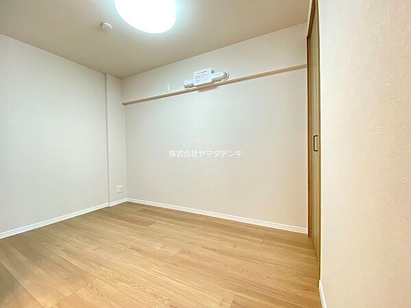明るい床と白い壁が清潔感あふれるお部屋。書斎や趣味の空間など、多様な使い方が可能です。
