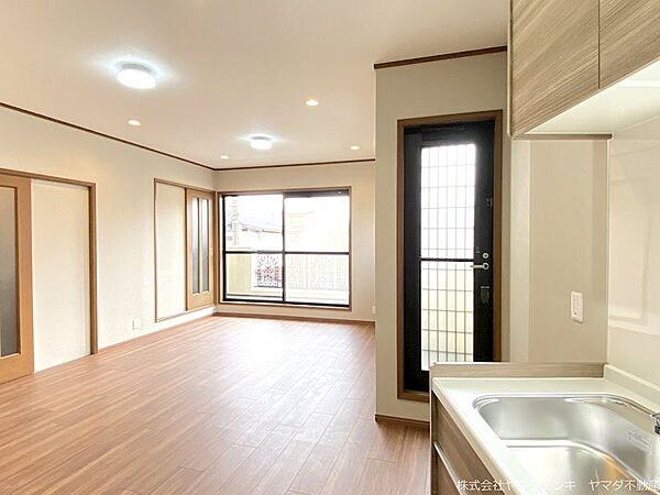 LDKには合計5面の窓があり、やわらかな明るさが心地よいリビング♪