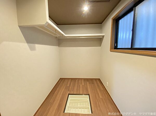 和室横にはウォークインクローゼットがあるので、お部屋の広さを有効活用できます！大切な衣類や鞄、趣味道具などをたくさんしまえます♪