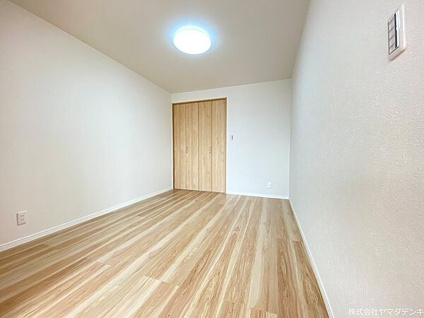 LDKに続く5.5帖洋室扉を開放して広くお使いになることも可能ですクロ－ゼット付き