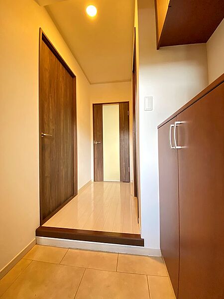 木の色と調和した明るい玄関！お出かけ時や帰宅時に明るく出迎えてくれますね♪収納もたっぷりです。
