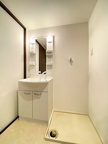 白を基調コンパクト洗面台です。　