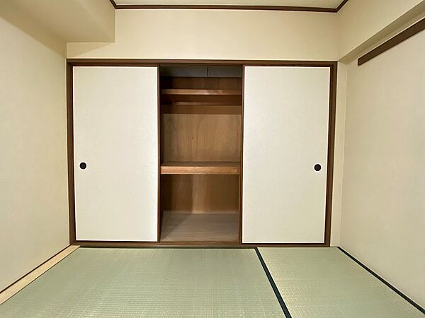 壁一面の押入は大きなものまでたくさん収納できますね。