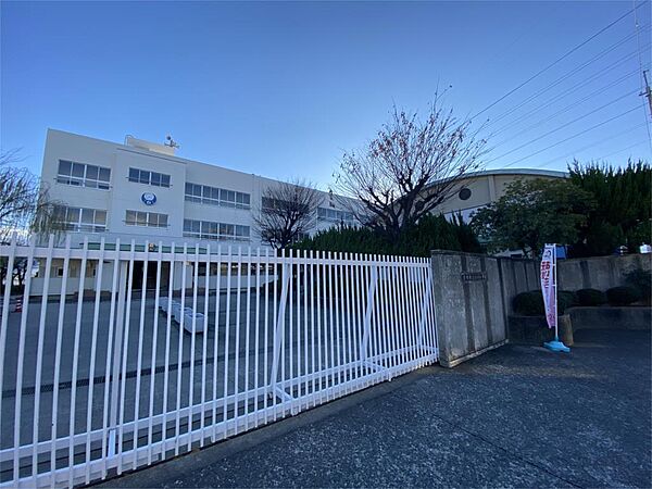 茨木市立白川小学校（913m）