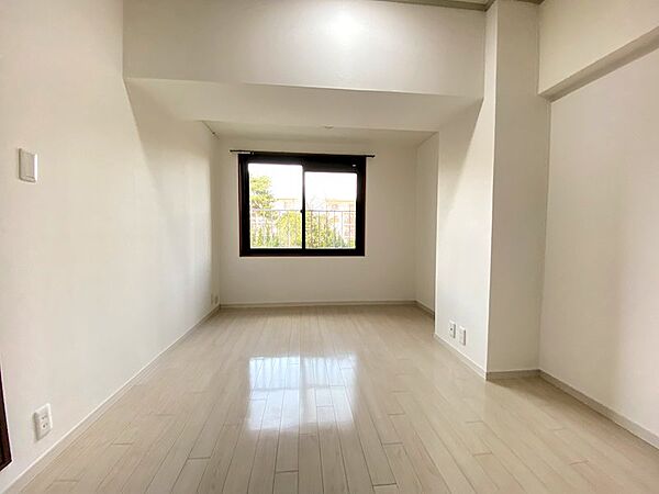 洋室（2）6.5帖　玄関横のお部屋です。エアコン設置可能です。