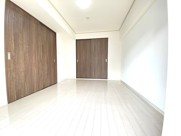 洋室6帖リビングとの引き戸を開けて広々とした空間にも可能ですね　和室の引き戸を開けて12帖としても使用可能ですね♪窓はペアガラス仕様断熱防音に優れています。　　