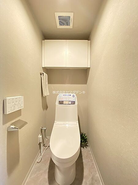 快適な温水洗浄便座付きのトイレです◎タンク上の収納便利ですね