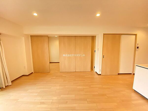 洋室5.1帖の引き戸を開けて　ゆったりとお過ごしいただけます！
