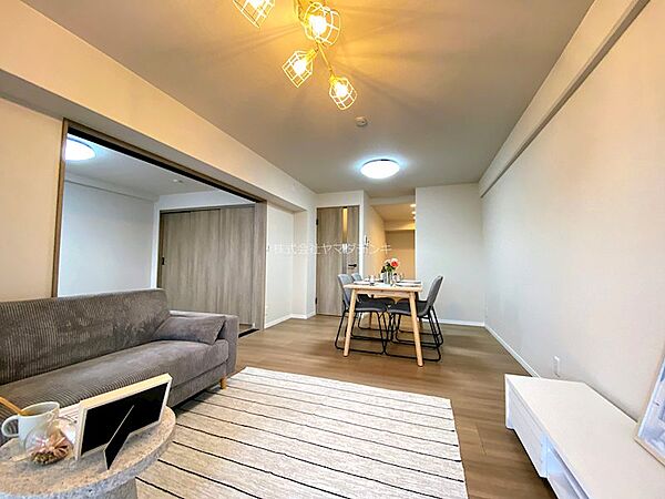 居心地の良いリビングは、家族の絆を育む場所。暖かな光が降り注ぐ空間で、穏やかなひとときをお過ごしください。