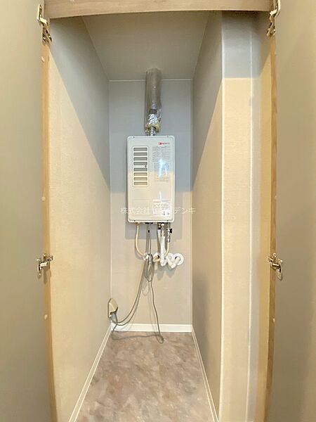 生活に欠かせない給湯器を収納スペースに設置。湯水を使う日々を支えます。