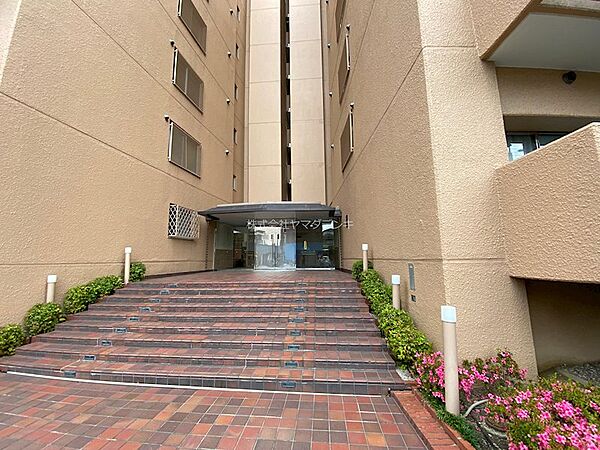 煉瓦調のアプローチと植栽が彩るエントランス。日々の始まりを心地よく演出します。