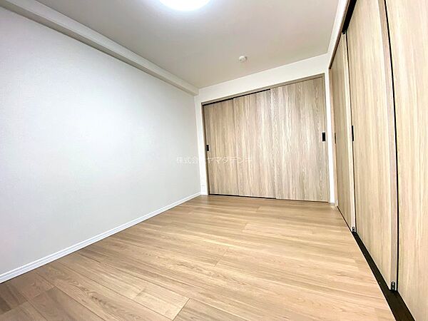 明るい木目調のフローリングと収納が、お部屋全体を明るく演出します。シンプルなデザインで、お好みの家具を配置しやすい空間です。