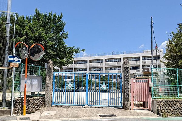 箕面市立箕面小学校（1066m）