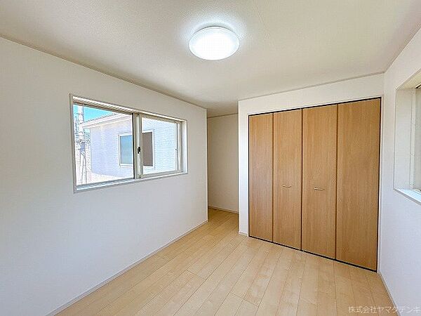 大きな収納があり、服や趣味道具など収納できお部屋の中もすっきり◎
