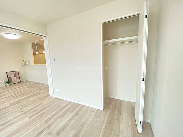 各部屋に備え付けの大きな収納があり、服や趣味道具など収納できお部屋の中もすっきりですね