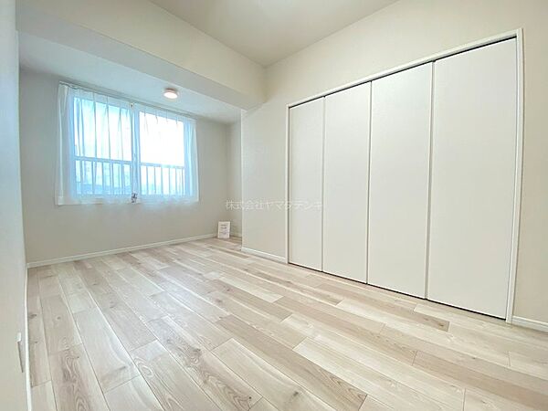 洋室6帖　　　　主寝室やお子様のお部屋としても、趣味のお部屋としてもちょうど良いサイズ感です。