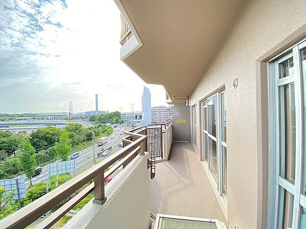 ワイドバルコニーからは開放的な眺望が広がります。豊かな緑と街並みが調和した景色をお楽しみください。日当たりも良好で、洗濯物も気持ちよく乾きます。