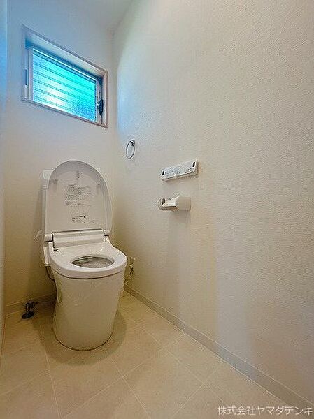 窓から自然光が差し込む明るいトイレ空間。清潔感あふれる設備で、毎日を快適に過ごせます。