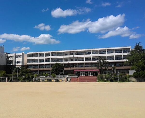 箕面市立萱野東小学校（650m）