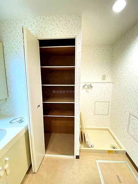 洗面所にある大きな収納棚　