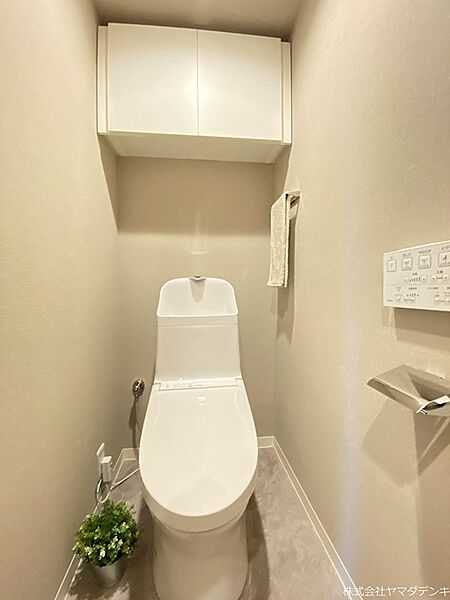 ウォシュレット付きトイレ　壁リモコンタイプで使い勝手もいいですね。