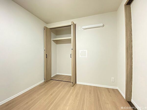 4．8帖洋室とクローゼット　中部屋ですがエアコン設置可能です