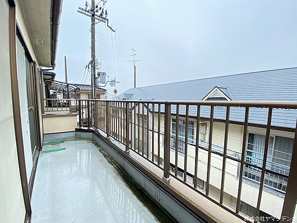 洗濯物やお布団など気持ちよく干せるバルコニー♪