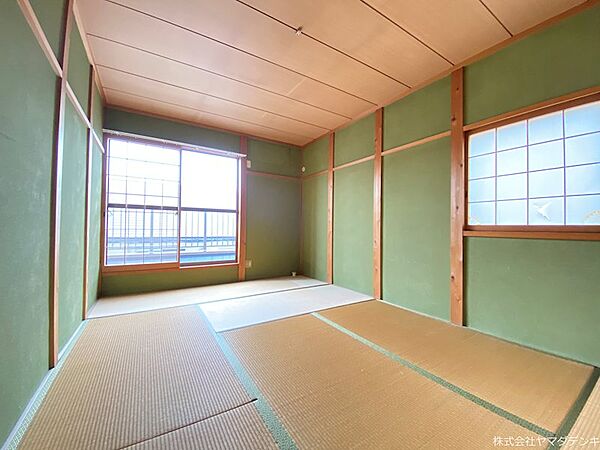 こちらの和室もバルコニーに面した窓から暖かい日差しが差し込みます◎