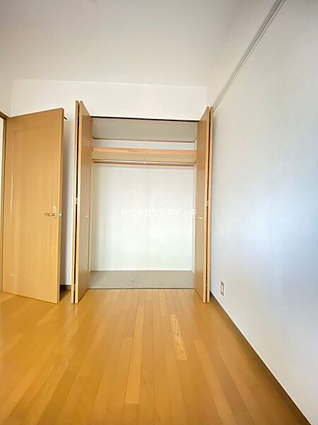 お洋服もすっきり収納できるクローゼット完備。ハンガーパイプと枕棚で、空間を有効活用できます。