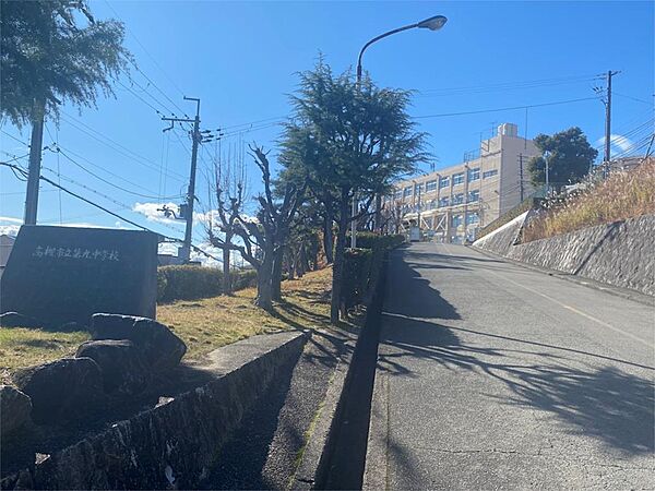 高槻市立第九中学校（422m）