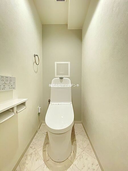 清潔感のある空間に、収納棚やタオル掛けを完備。機能的なトイレが快適な毎日をサポートします。