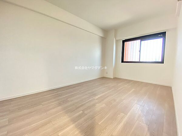 自然光が差し込む明るい居室。どんな家具も似合うシンプルな空間は、住まう方の個性を引き立てます。居室のガラスは省エネ効果の高い2重複層ガラスで快適に室内温度を保ってお過ごしいただけます。