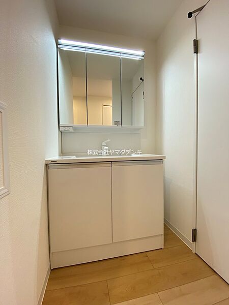 収納豊富な三面鏡付き洗面台で、毎日の身支度もスムーズに。明るい洗面所で快適な朝を迎えられます。