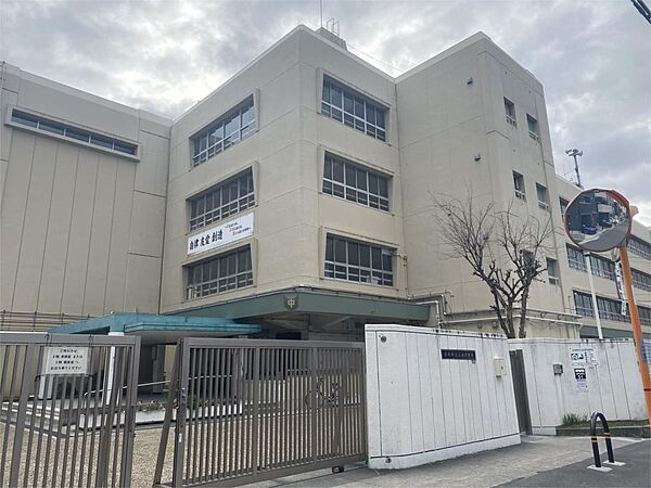 茨木市立三島中学校（873m）