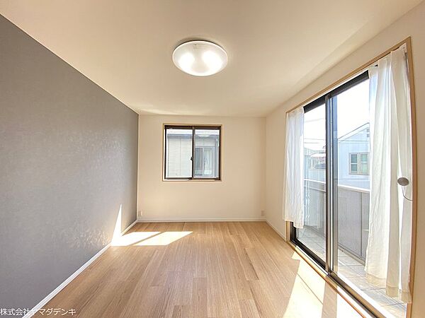 主寝室としてご利用可能な広々約8.3帖の空間◎