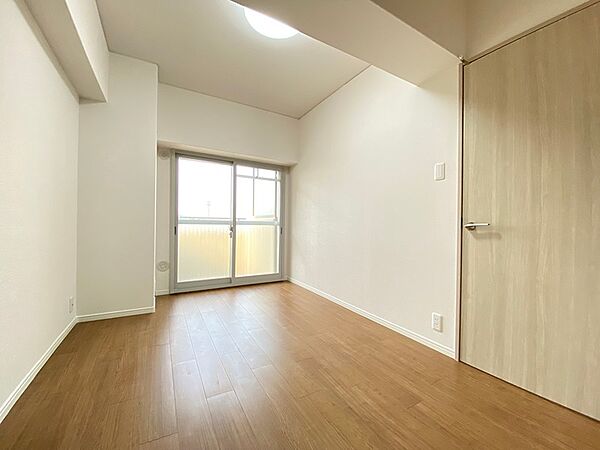 約5.7帖の洋室。陽光が差し込む明るい居室。テレワークや趣味の部屋など、多様な用途でお使いいただけます。収納スペースも確保され、すっきりとした空間で新生活を始めませんか。