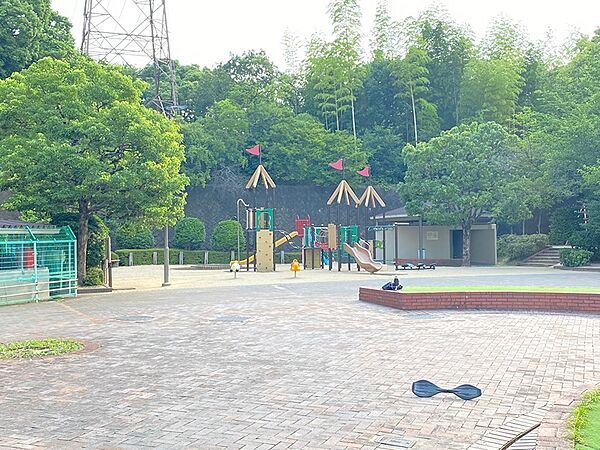 隣接する公園。お子様も安心して遊べる遊具が充実した公園が近くにございます。緑豊かな環境で、のびのびと子育てができる立地です。
