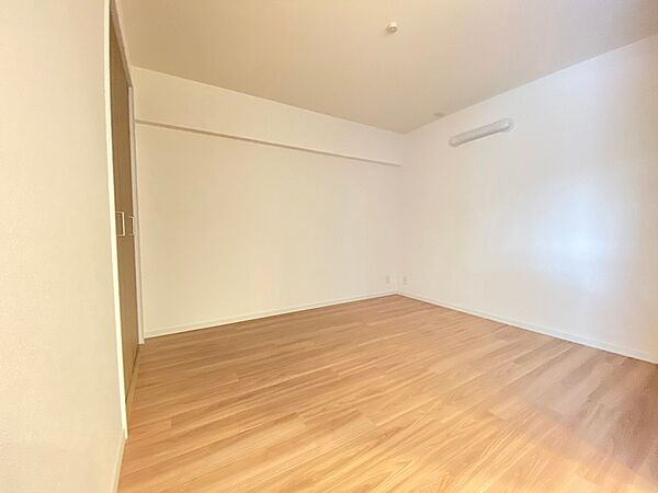 明るいフローリングと白壁で、お好みのインテリアが映えるお部屋です。収納も備わり、快適なプライベート空間を演出します。