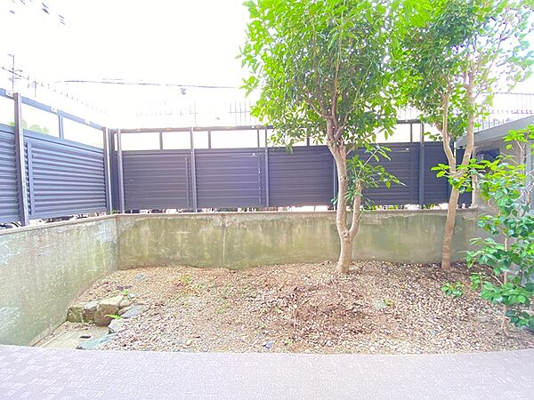 庭にはシンボルツリーとして2本の木が植えられています。家庭菜園やガーデニングも楽しめるスペースです。