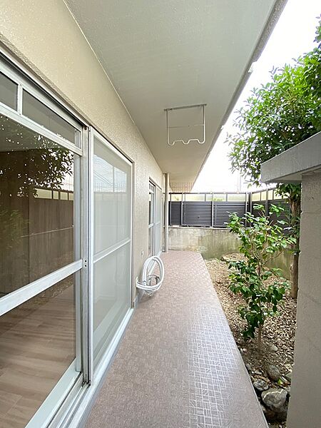 広々としたテラスと緑豊かな庭が一体となった空間。ガーデニングやBBQなど、アウトドアリビングを満喫できます。