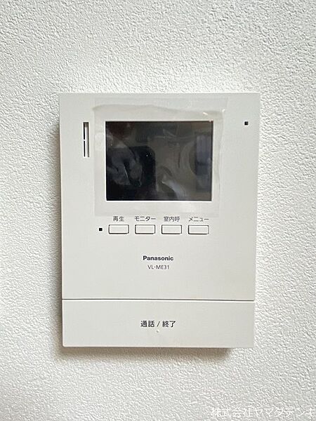 来訪者の確認に便利なモニター付きインターホンを設置。住まいの安心感を高めます。