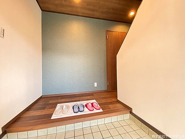 住まいの「顔」となる玄関は、落ち着きのある上品なデザイン。帰宅した瞬間にホッとさせてくれるような、心地よい空間です。
